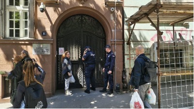 Bačena petarda među okupljene tokom odavanja pošte ubijenima u Ribnikaru