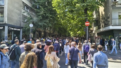 Studenti odaju poštu ubijenima u Ribnikaru: 16 minuta tišine ispred Pravnog, pa šetnja do škole (FOTO, VIDEO)