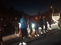 Srbi satima čekaju na Evzoniju: Haos na granici, a oni igraju kolo (VIDEO)