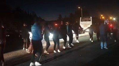Srbi satima čekaju na Evzoniju: Haos na granici, a oni igraju kolo (VIDEO)