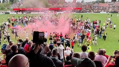 Englezi žive za fudbal - Pogledajte slavlje Drojlsdena nakon ulaska u deveti rang! (VIDEO)