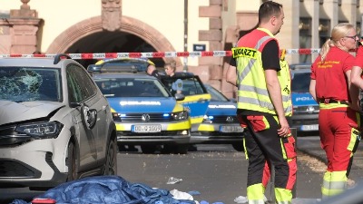 Napad ili nesreća? Kolima uleteo u ljude - dvoje mrtvih, 22 povređenih (VIDEO)