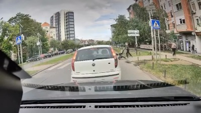 Majka sa bebom prelazila ulicu, vozilo prošlo tik pored njih: Drama u Novom Sadu (VIDEO)