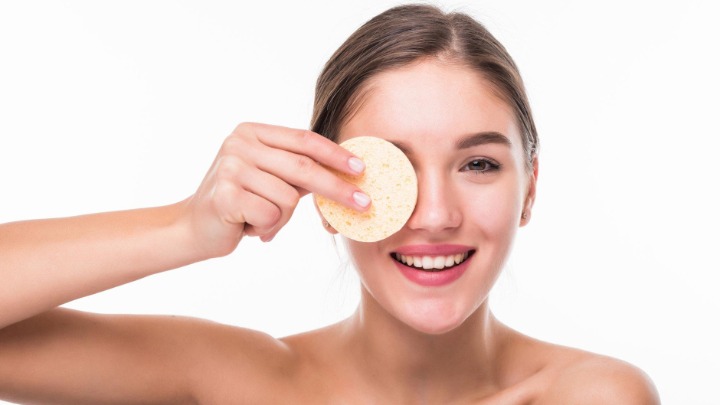 Dermatolozi podeljeni: Da li je spavanje sa šminkom zaista štetno za kožu?