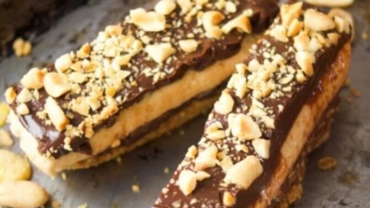 Brzi keks kolač sa vanilom, čokoladom i lešnicima: Kremasti desert bez pečenja koji svi traže