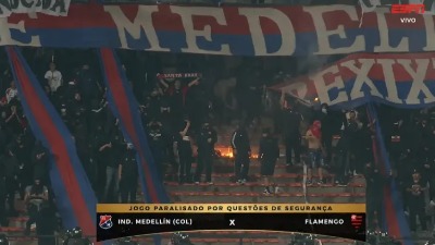 (VIDEO) Totalni haos u Medeljinu: Prekinuta utakmica posle minut, navijači zapalili pola stadiona i uleteli na teren