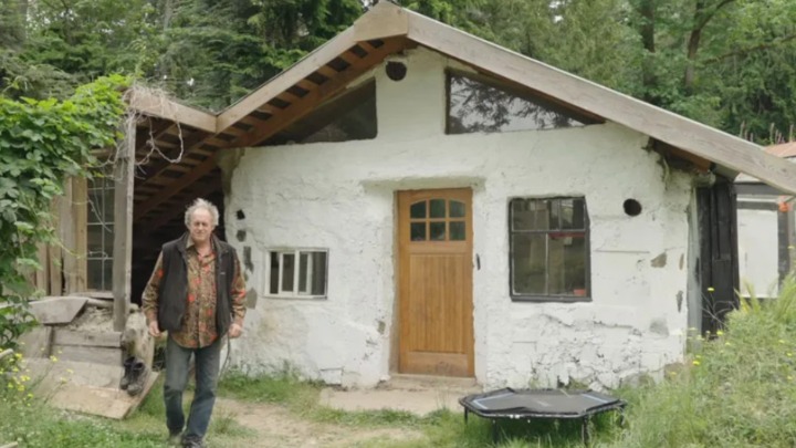 Pobegao od sistema i 18 godina živi sam na ostrvu: Nema račune ni komfor, ali ima slobodu