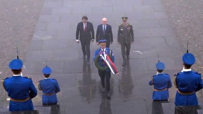 Vučević položio venac na Spomenik Neznanom junaku povodom Dana pobede (FOTO)