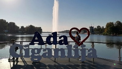 Fudbalerke pesnicama tukle devojku na Adi