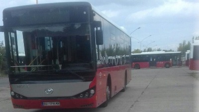 Autobus na Zvezdari upao u otvoren šaht, povređena žena