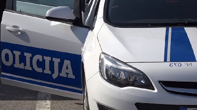 Baca komade mesa po grobovima: Policija CG traga za devojkom