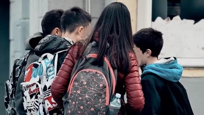 Vršnjaci tukli devojčicu (9) CIGLOM i pretili joj smrću