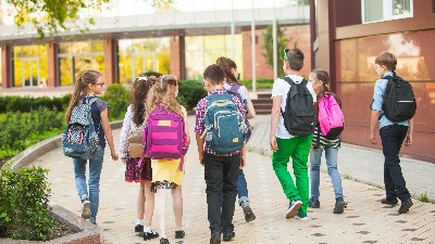 Prolećni raspust počinje u PETAK: Evo spiska neradnih dana do KRAJA GODINE