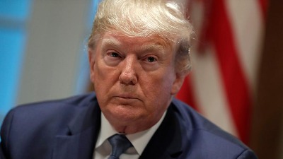 Tramp nudi otpremninu od čak 8 plata federalnim radnicima koji daju otkaz