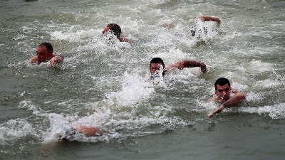 Šta se dešava u telu kada uđete u hladnu vodu u trci za Časni krst? Kardiolog otkriva NAJČEŠĆE GREŠKE i koje grupe ljudi su u VEĆEM RIZIKU 