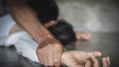 HOROR Pijani otac pokušao da siluje ćerku (13)