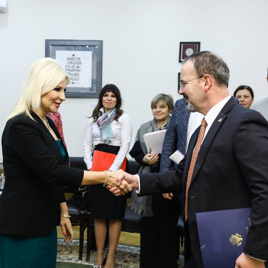 Zorana Se Ne Da Ozbiljna Poruka Amerikanaca Vucicu Politika Direktno