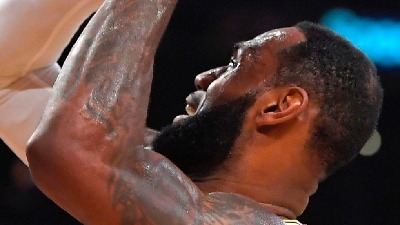 Lebron Džejms ostaje u Lejkersima: Zarada PAPRENA