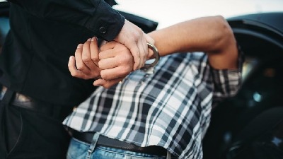 KRAJ POSLA ZA DILERA Policija pronašla drogu i skoro MILION dinara