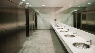 Zašto vrata javnih toaleta nikad nisu do poda?