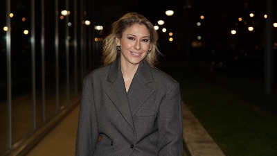 Voditeljka "Slagalice" prošetala u mini sako haljini i mrežastim čarapama i svi su se okretali za njom (FOTO) 