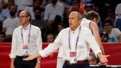 Navijači u neverici: Mesina nije više trener Milana!