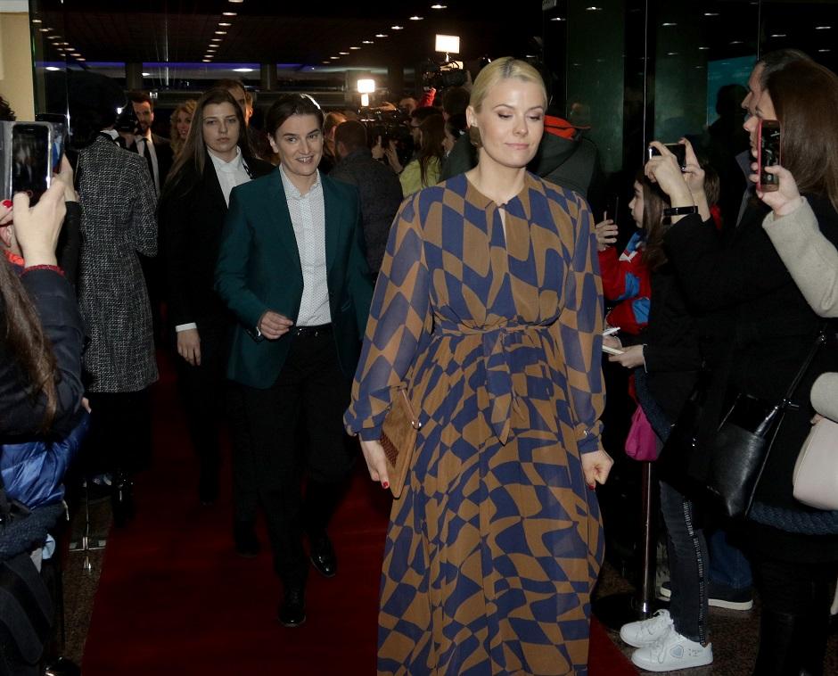 Premijerka Sa Devojkom Na Crvenom Tepihu Foto Poznati Direktno