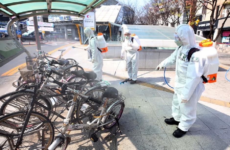 Svako je od volontera i zaposlenih imao svoj zadatak, Foto: Beta/AP