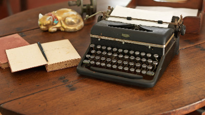 "Kad se ljudi slažu sa mnom, osećam da grešim": Kako je Hemingvej povratio poljuljanu slavu?