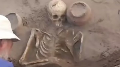 MOŽE LI BIZARNIJE? Iskopan skelet star 2.000 godina sa "pametnim telefonom" (VIDEO)