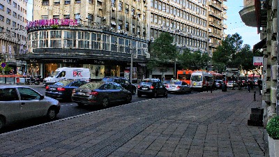 "GENIJALNO REŠENJE" Kako iz Makedonske desno u Dečansku: Čekate trolu i bus, "razgledate Trg", pa ako stignete na zeleno...