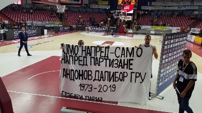 (FOTO) DIRLJIVO Kako su se košarkaši i navijači Partizana oprostili od Grua