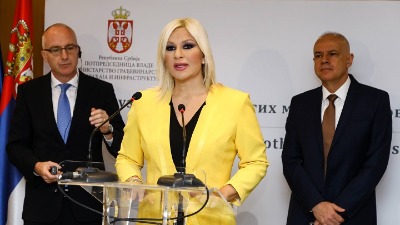 (FOTO) Zorana Mihajlović nije vezala sigurnosni pojas: Kakav primer daje ministarka SAOBRAĆAJA?